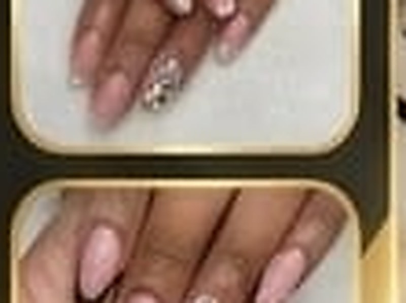 Pose vernis avec faux ongles